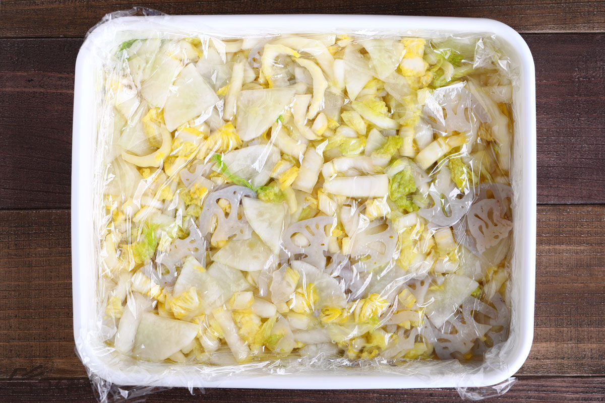 冬野菜の浅漬け（白菜・大根・れんこん）の冷蔵保存写真