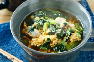 豚肉と小松菜の卵スープの写真