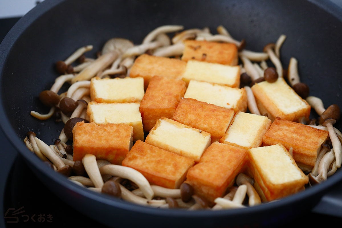 豚肉と厚揚げとしめじの甘辛炒めの手順写真その2