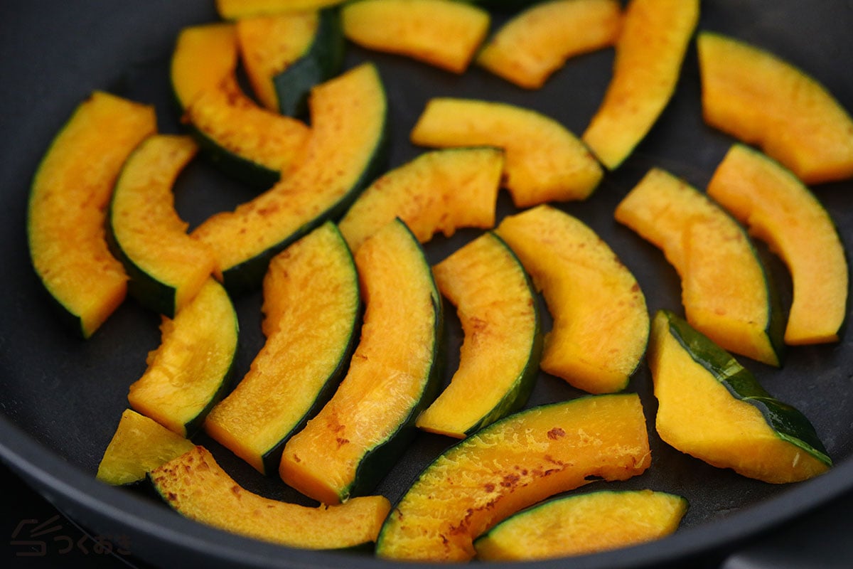 チンして焼くだけ！かぼちゃの甘辛焼きの手順写真その2