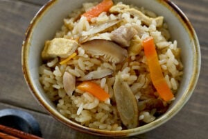 炊飯器で簡単！基本の五目炊き込みご飯の写真