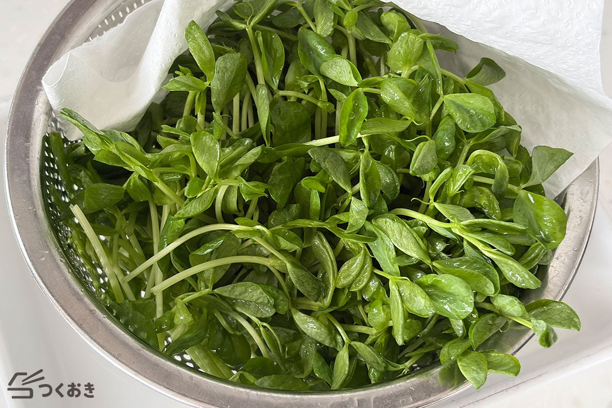 包丁いらずで簡単!豆苗と豚肉の中華風炒めの手順写真その1