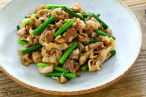 ニンニクの芽と豚肉のオイスター炒めの写真