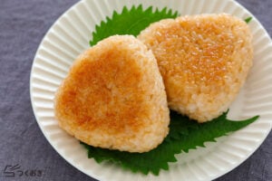 カリッと香ばしい！基本の焼きおにぎりの写真