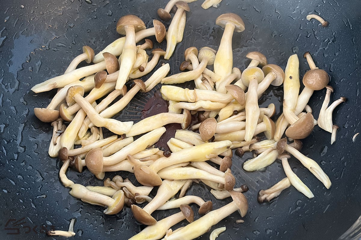 ワンパンで◎ ツナとしめじのトマトパスタの手順写真その1