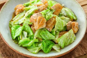 簡単コク旨！鶏肉とキャベツの甘辛にんにく炒めの写真