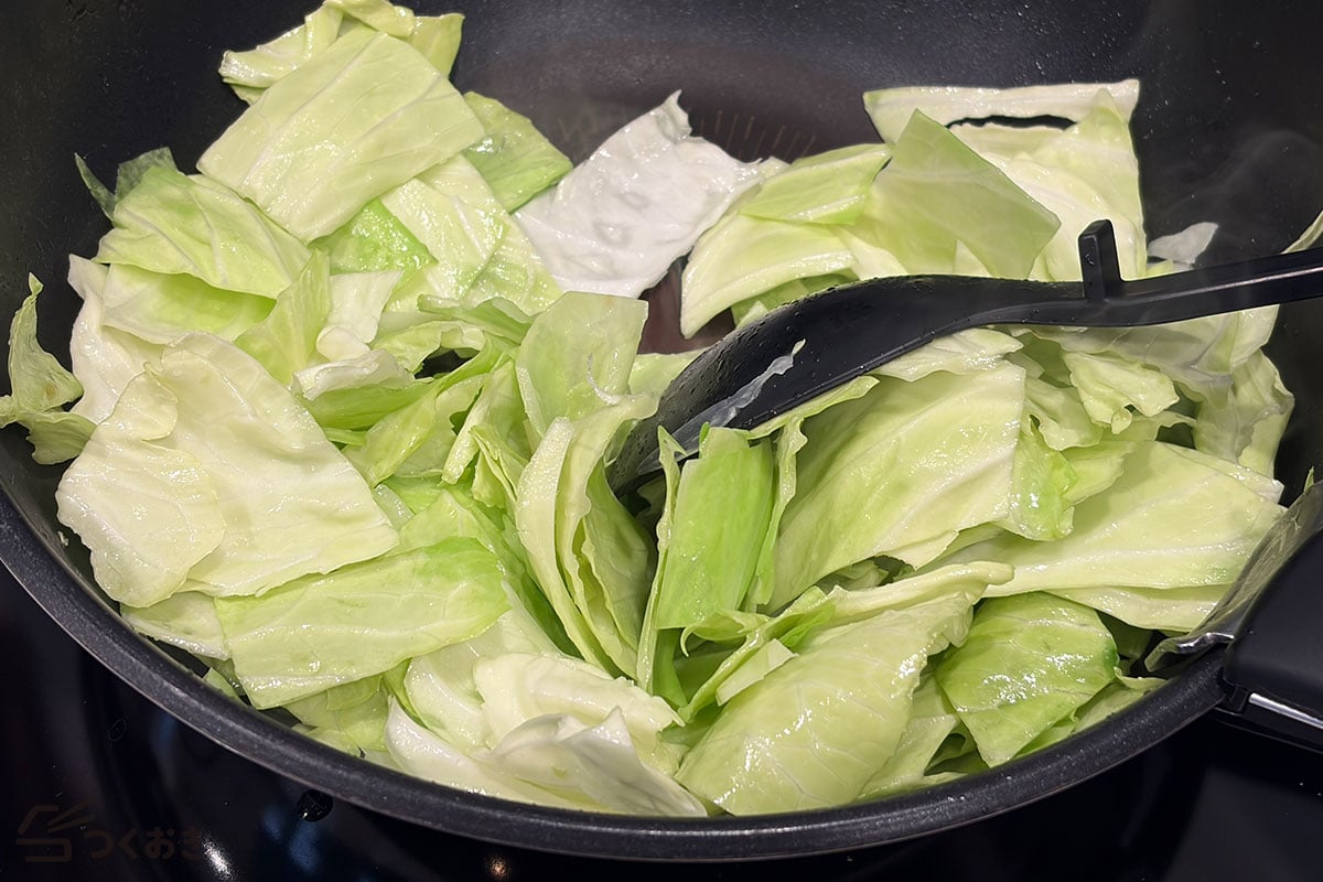 簡単コク旨！鶏肉とキャベツの甘辛にんにく炒めの手順写真その2